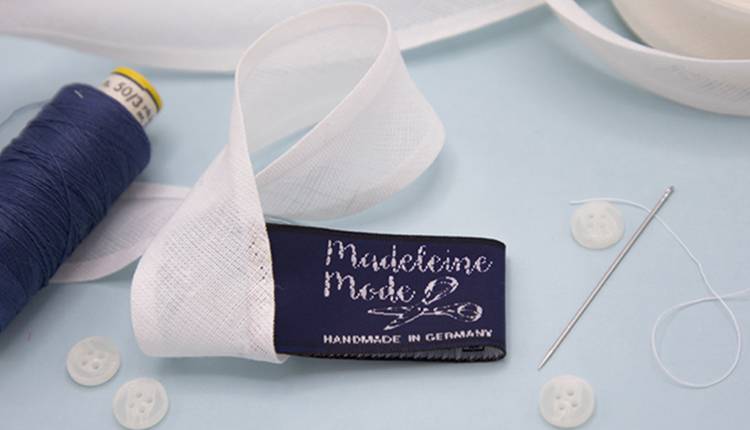 Kleideretikett mit Logo